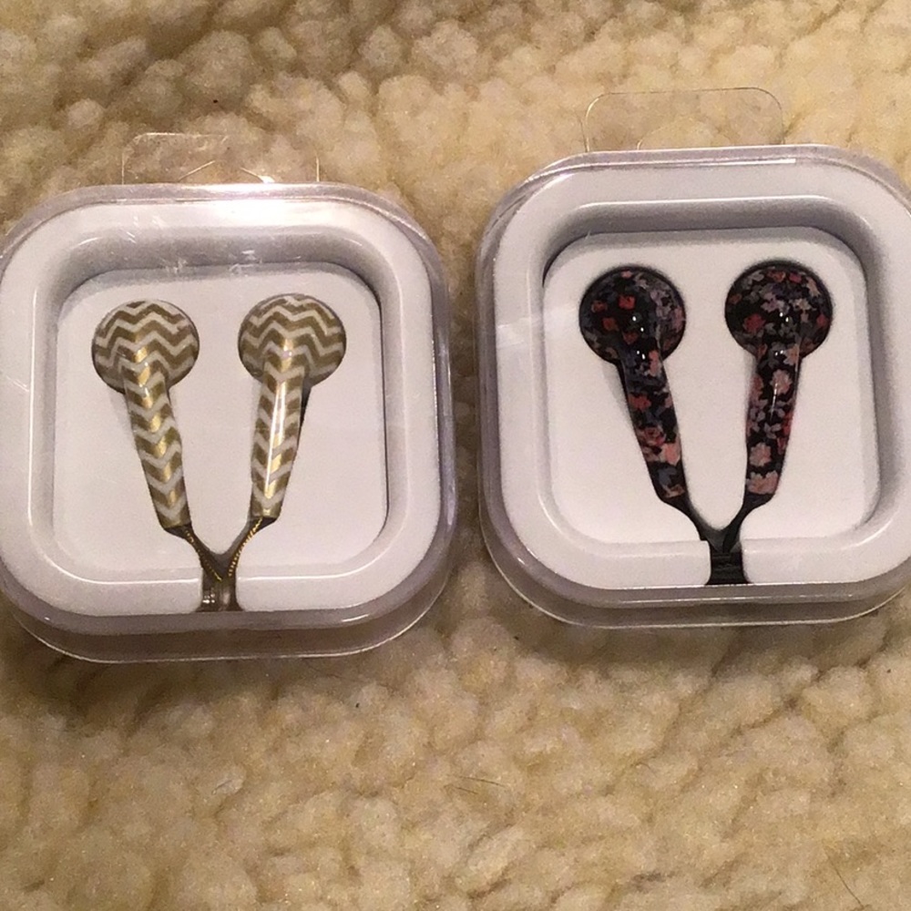 2 Claire’s earbuds. NWT
